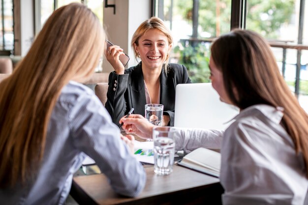 Mujeres jóvenes de alto ángulo trabajando juntas