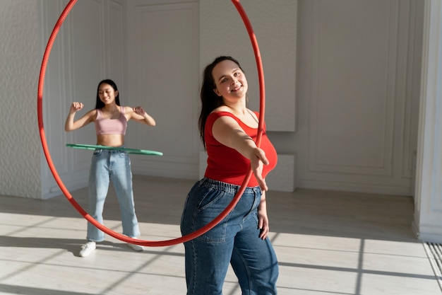 Foto gratuita mujeres jóvenes con aro de hula