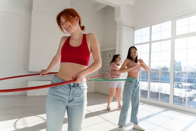 Mujeres jóvenes con aros de hula