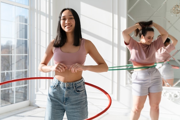 Mujeres jóvenes con aros de hula