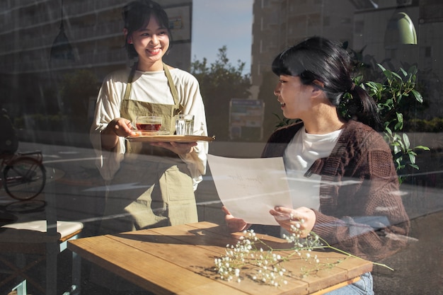 Mujeres jóvenes arreglando su pastelería