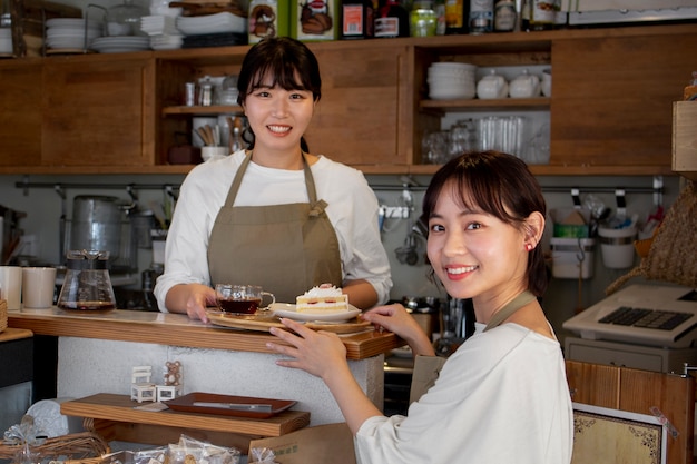 Mujeres jóvenes arreglando su pastelería