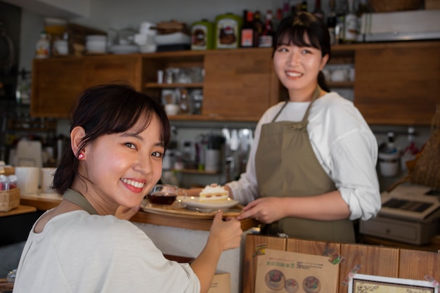 Mujeres jóvenes arreglando su pastelería