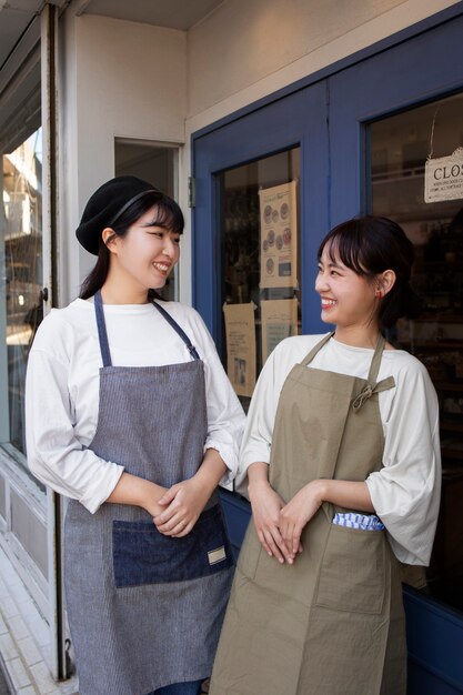 Mujeres jóvenes arreglando su pastelería