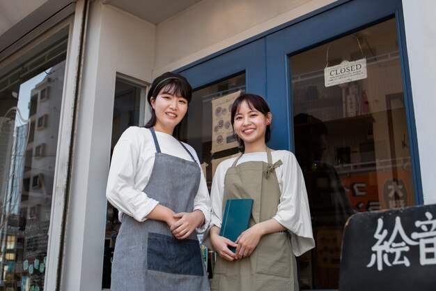 Mujeres jóvenes arreglando su pastelería