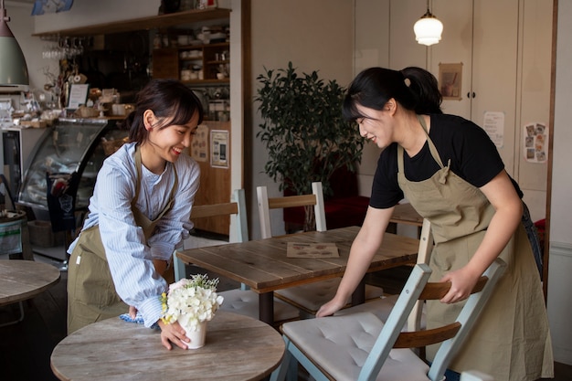 Mujeres jóvenes arreglando su pastelería