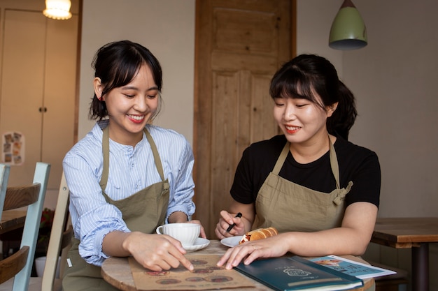 Mujeres jóvenes arreglando su pastelería