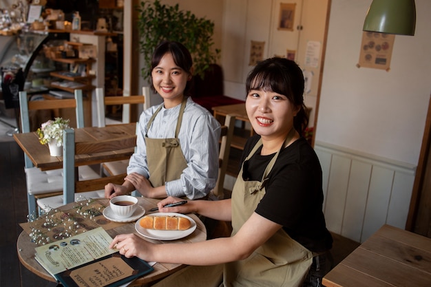 Mujeres jóvenes arreglando su pastelería