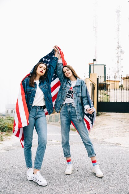 Mujeres jóvenes con bandera