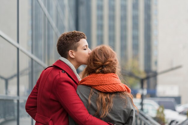 Mujeres jóvenes besando a su pareja