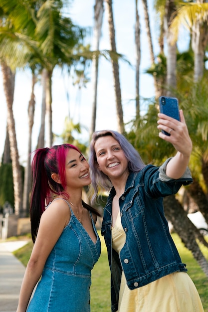 Foto gratuita mujeres jóvenes con cabello teñido cerca del lago