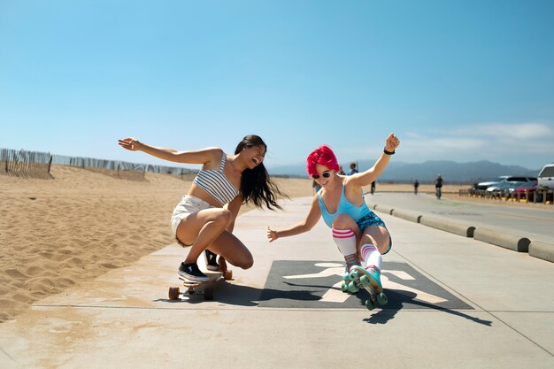 Mujeres jóvenes con cabello teñido cerca de la playa