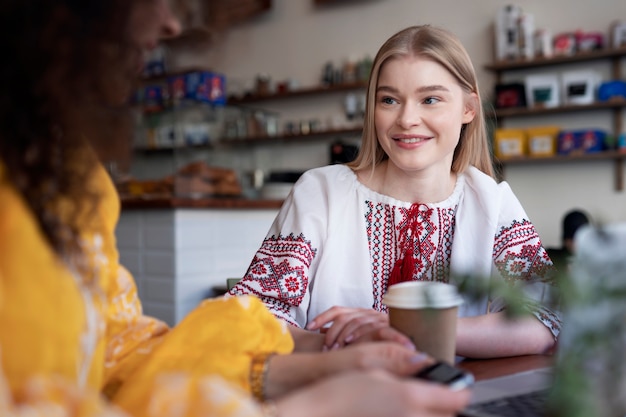 Mujeres jóvenes con camisas bordadas