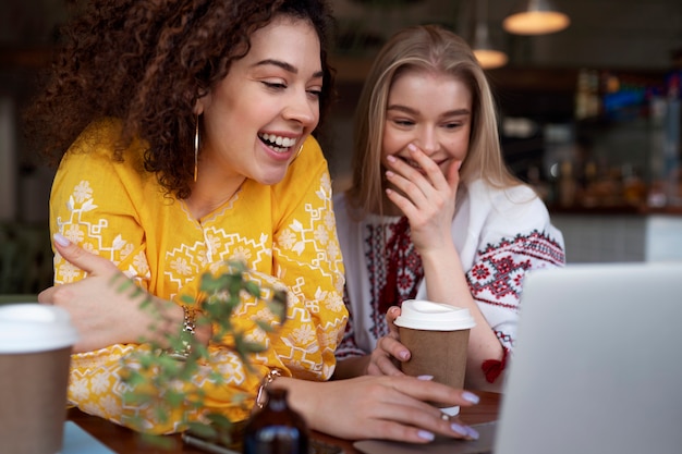 Foto gratuita mujeres jóvenes con camisas bordadas