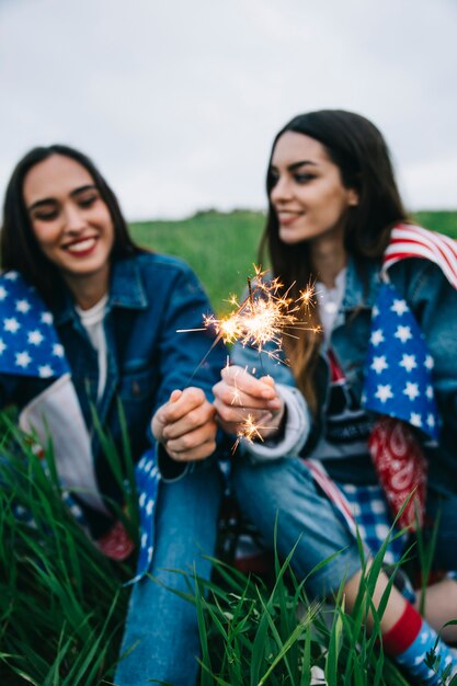 Mujeres jóvenes celebrando el 4 de julio en el campo