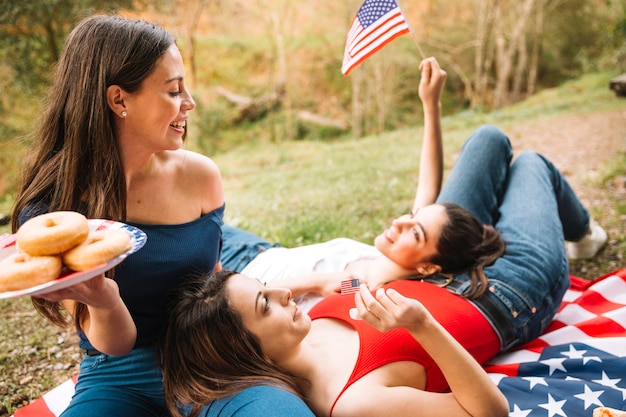 Foto gratuita mujeres jóvenes celebrando el 4 de julio