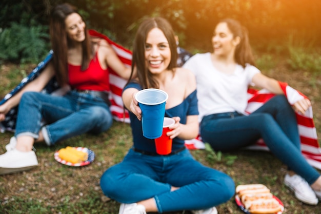 Foto gratuita mujeres jóvenes celebrando en el parque