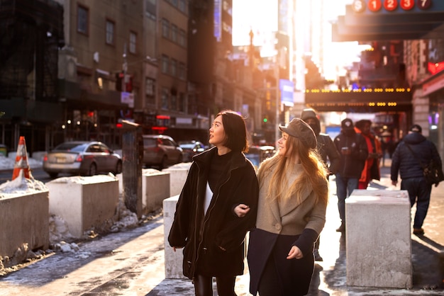 Foto gratuita mujeres jóvenes en la ciudad de nueva york durante el día