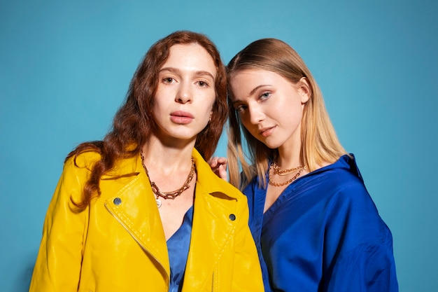 Mujeres jóvenes con collares de cadena posando