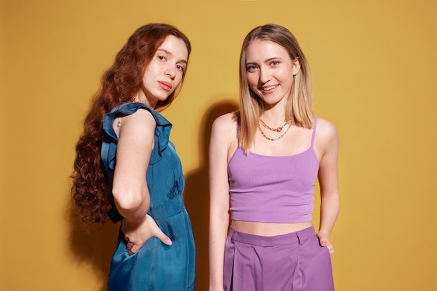 Mujeres jóvenes con collares de cadena posando