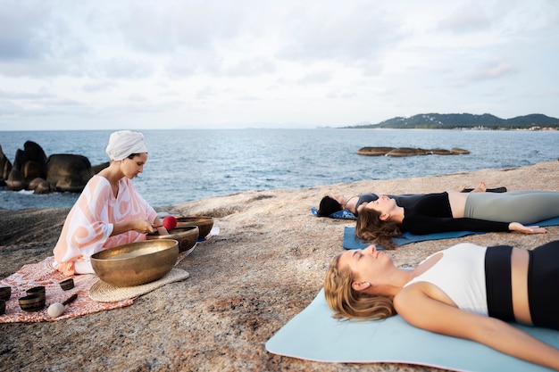 Foto gratuita mujeres jóvenes, colocar, en, yoga, colchonetas, en, retiro