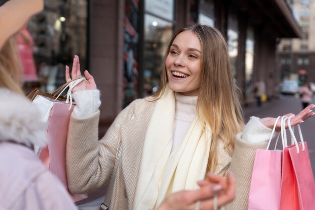 Mujeres jóvenes de compras en la ciudad