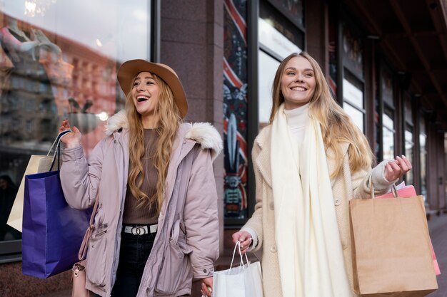 Mujeres jóvenes de compras en la ciudad