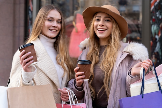 Mujeres jóvenes de compras en la ciudad