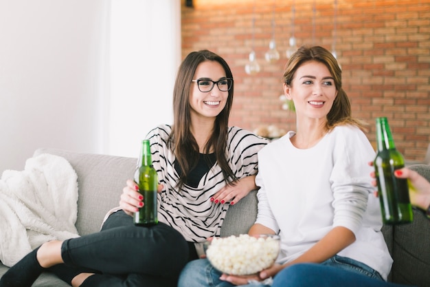 Foto gratuita mujeres jóvenes conversando mientras se enfrían con cerveza