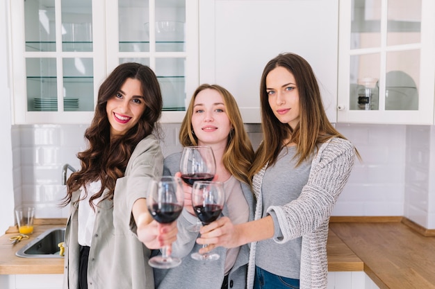 Mujeres jóvenes con copas de vino