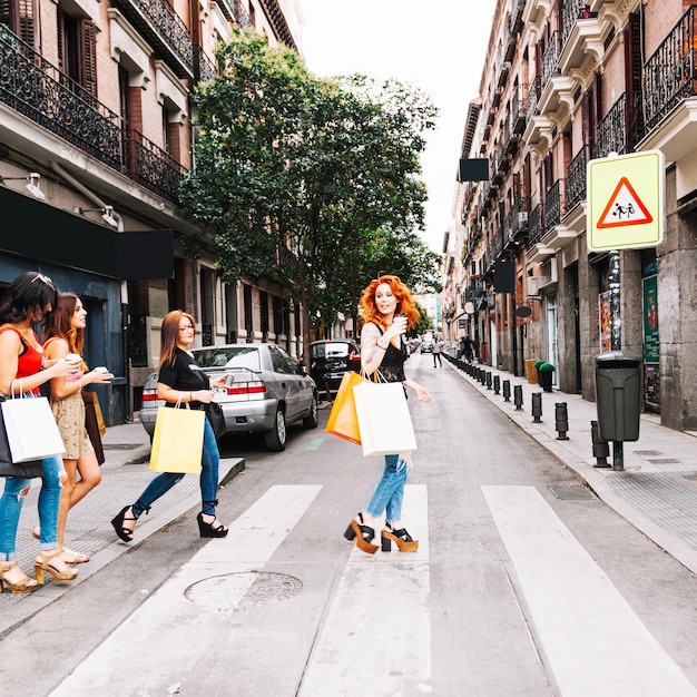 Foto gratuita mujeres jóvenes cruzando la calle