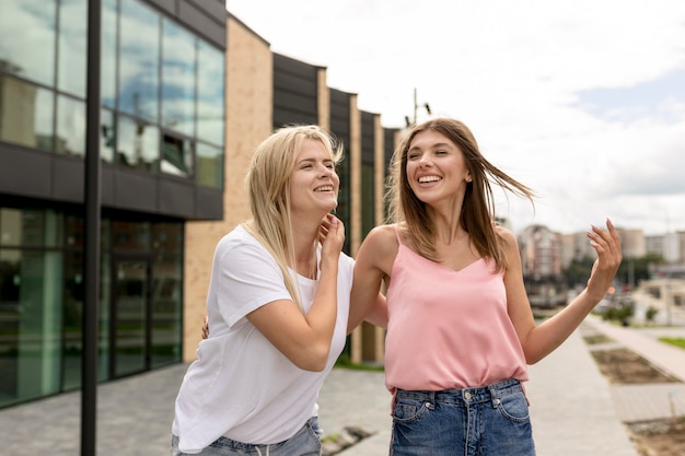 Mujeres jóvenes dando un paseo por la ciudad