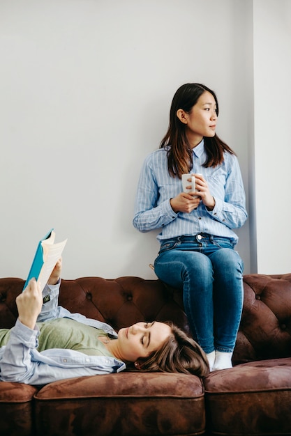 Mujeres jóvenes descansando en el sofá