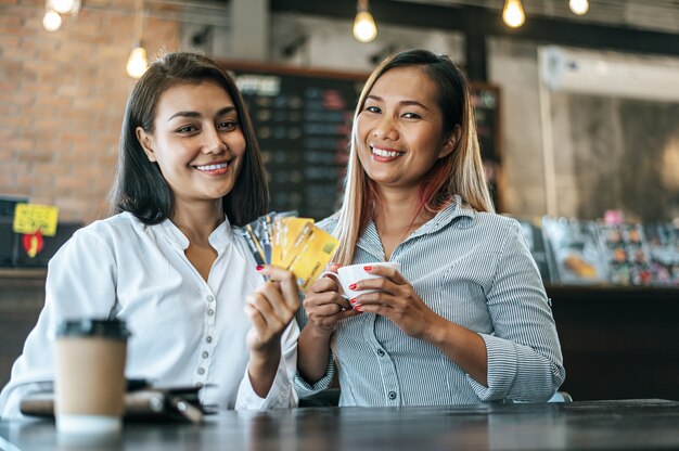 Las mujeres jóvenes disfrutan de las compras con tarjetas de crédito.