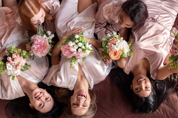 Mujeres jóvenes disfrutando de la despedida de soltera