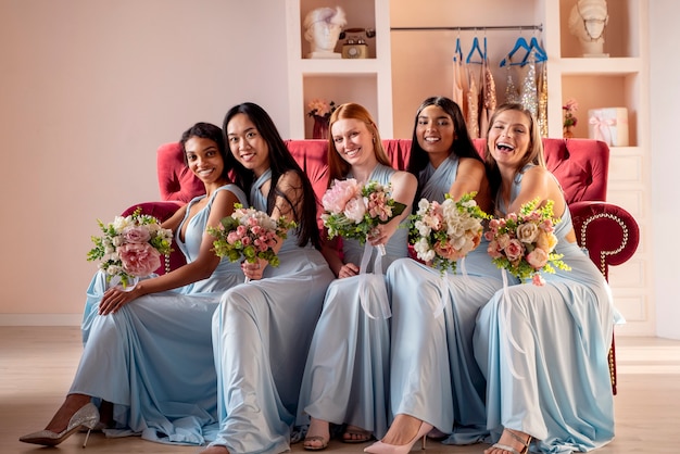 Foto gratuita mujeres jóvenes disfrutando de la despedida de soltera