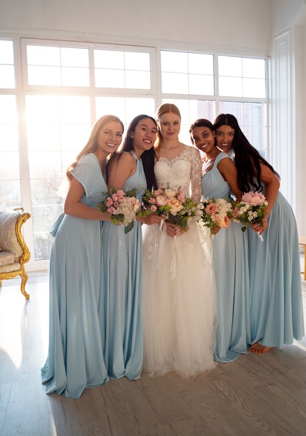 Mujeres jóvenes disfrutando de la despedida de soltera