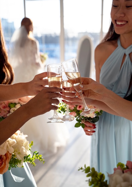 Mujeres jóvenes disfrutando de la despedida de soltera