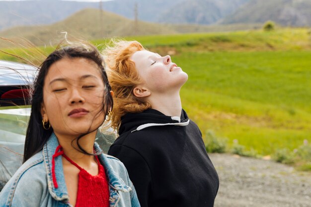 Mujeres jovenes disfrutando de la naturaleza