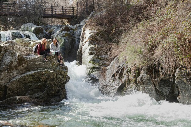 Mujeres jóvenes disfrutando del paisaje natural