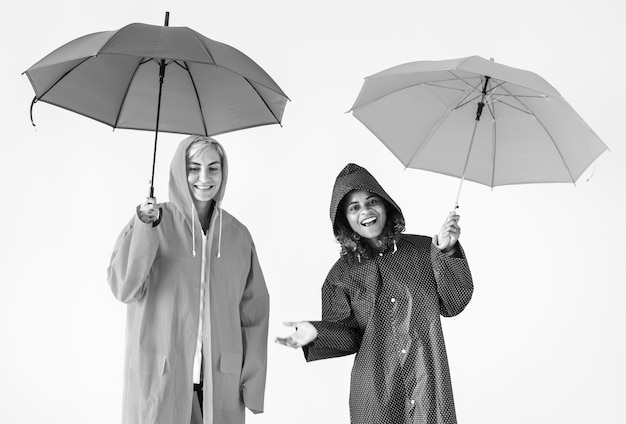 Mujeres jóvenes disfrutando de la temporada de lluvias