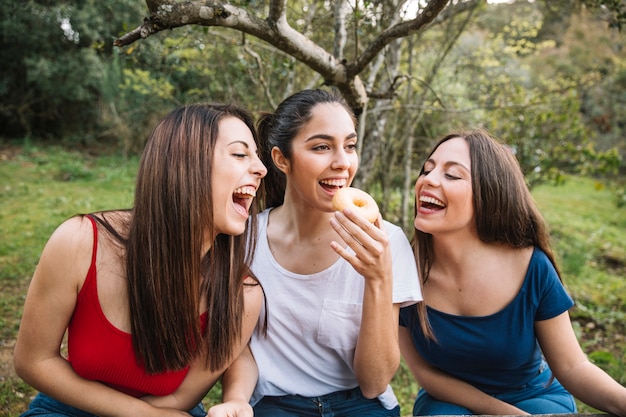 Las mujeres jóvenes se divierten