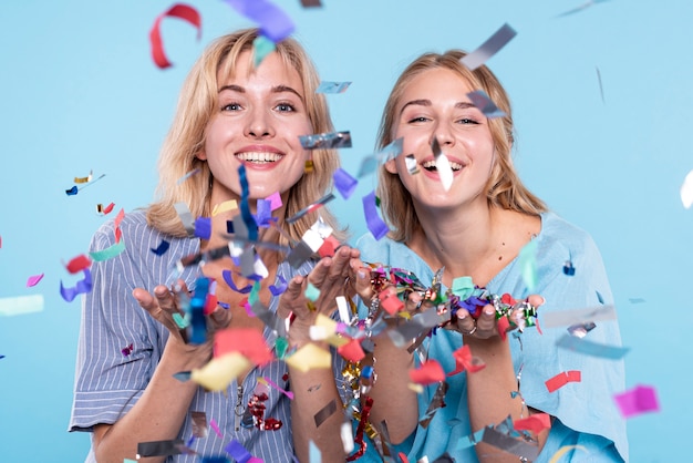 Mujeres jóvenes divirtiéndose con confeti