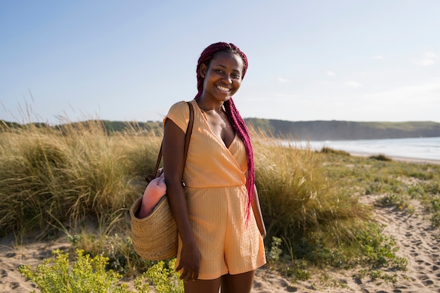 Mujeres jóvenes divirtiéndose en la playa