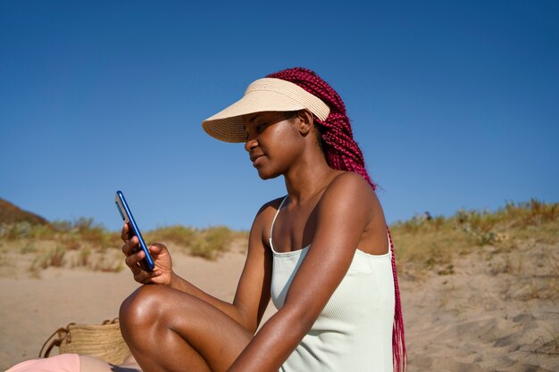 Mujeres jóvenes divirtiéndose en la playa