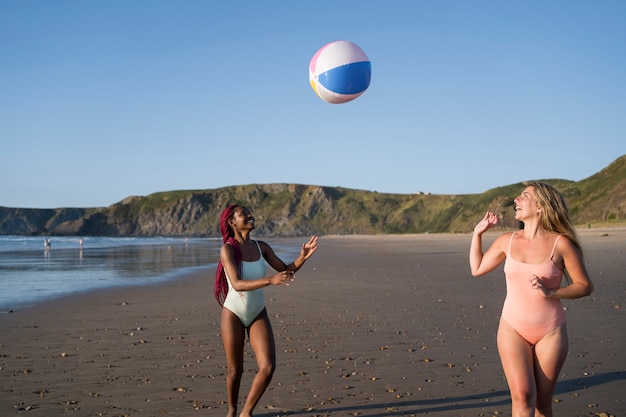 Foto gratuita mujeres jóvenes divirtiéndose en la playa