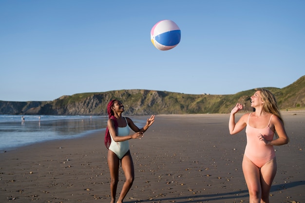 Mujeres jóvenes divirtiéndose en la playa
