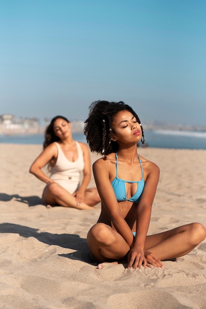 Mujeres jóvenes divirtiéndose en la playa