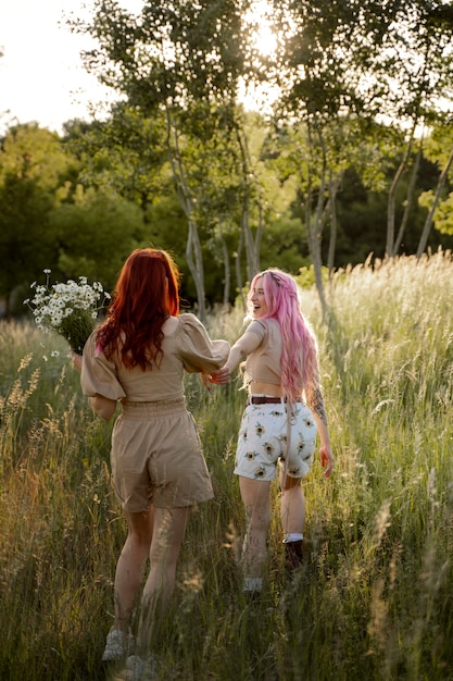 Foto gratuita mujeres jóvenes divirtiéndose en verano