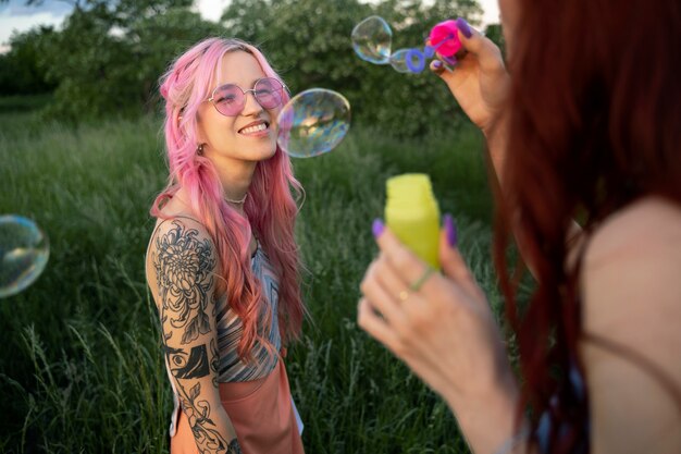 Foto gratuita mujeres jóvenes divirtiéndose en verano